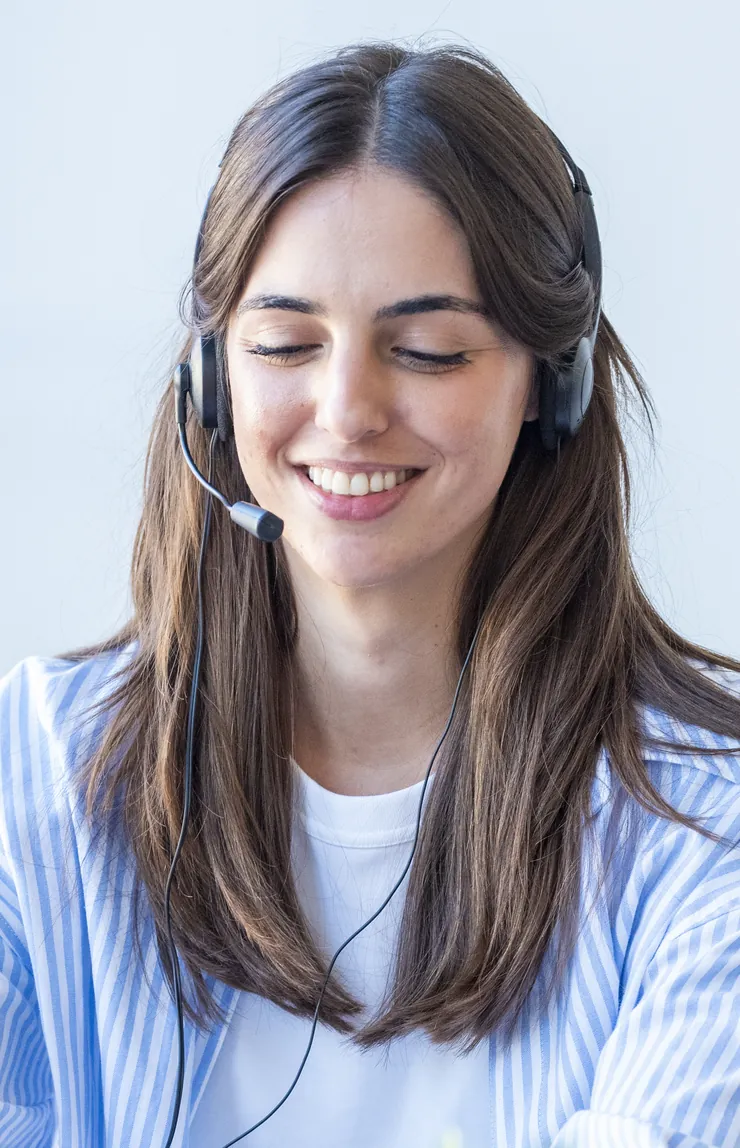 Consulente con cuffie pronta a rispondere al telefono
