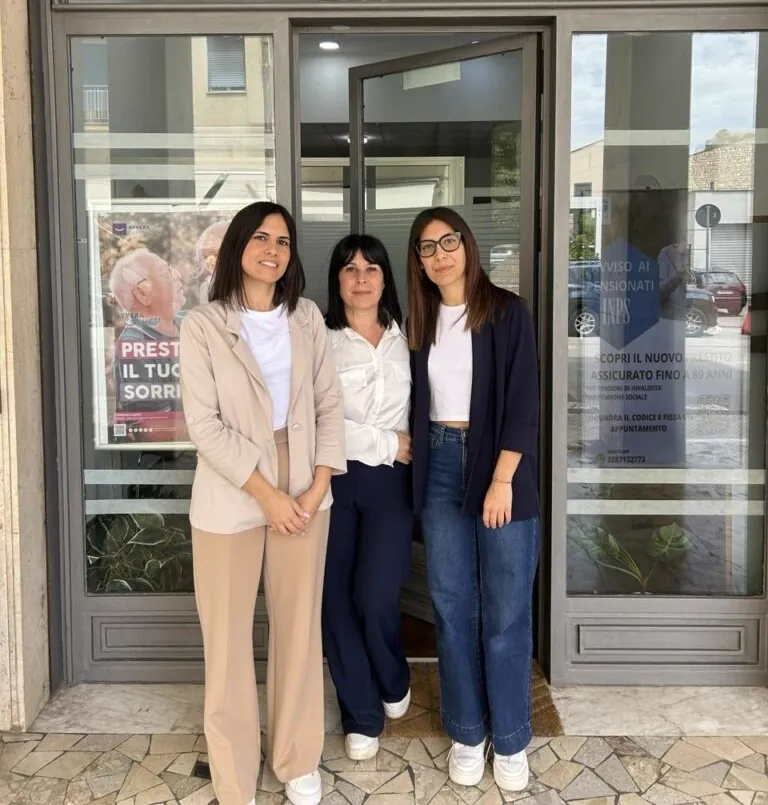 Il team DG Prestifin davanti alla sede di Viale Trieste, Caltanissetta