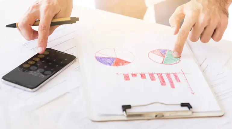 Calcolo dei costi di un prestito con calcolatrice e grafici